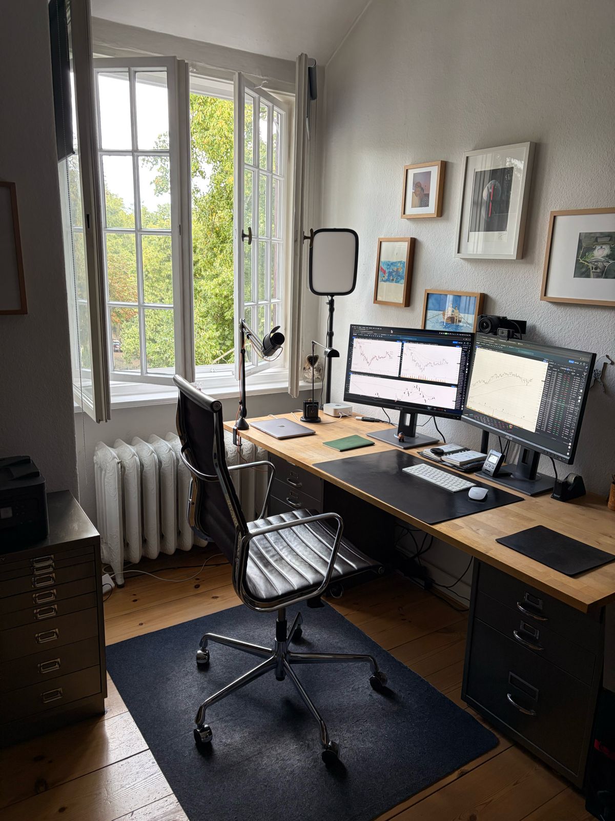 Trading-Arbeitsplatz von Dirk Siebenhaar mit zwei Monitoren voller Charts